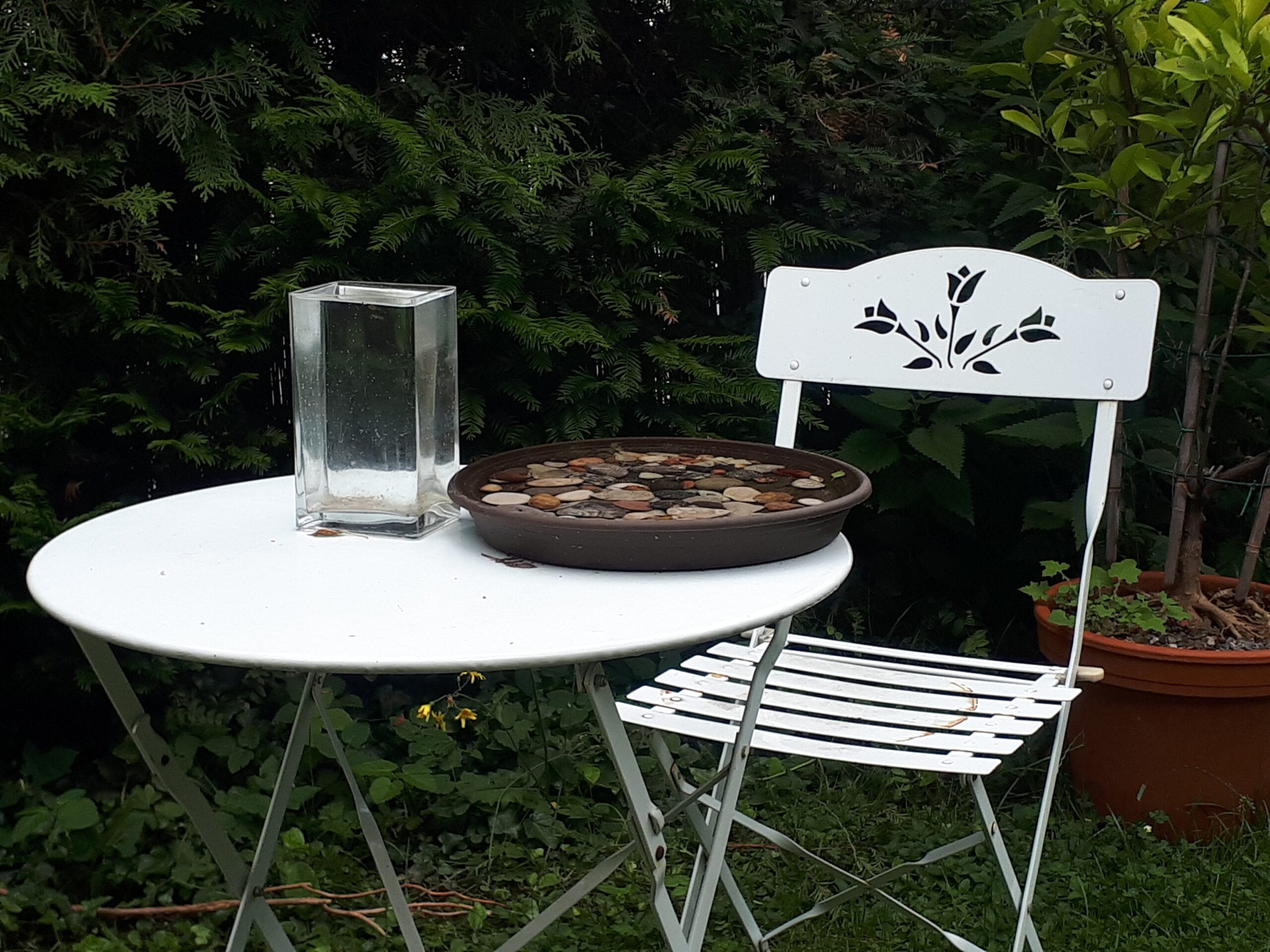 weißer Tisch und Stuhl