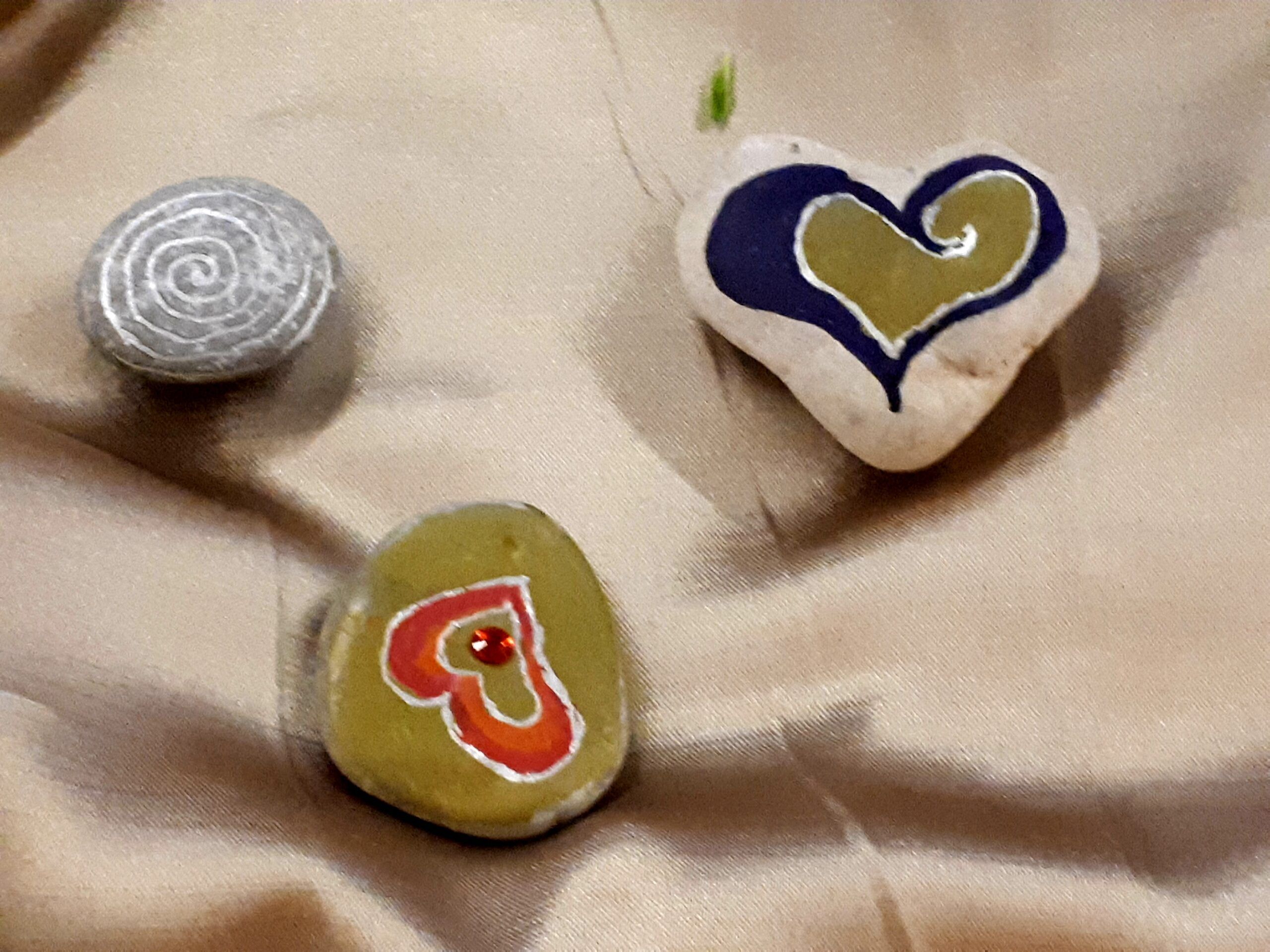 S4_1_3 Steine mit Herzen_20231228_204613 Aufstellung mit Herzen