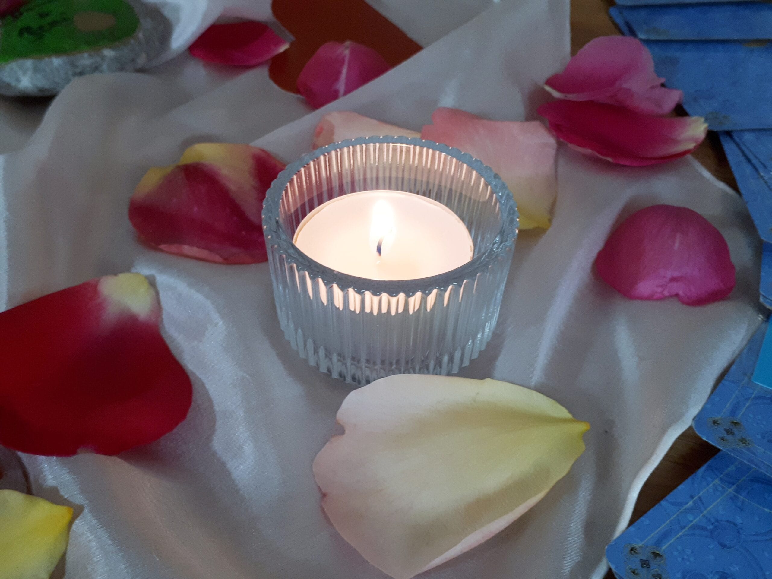 Teelicht mit Blütenblättern